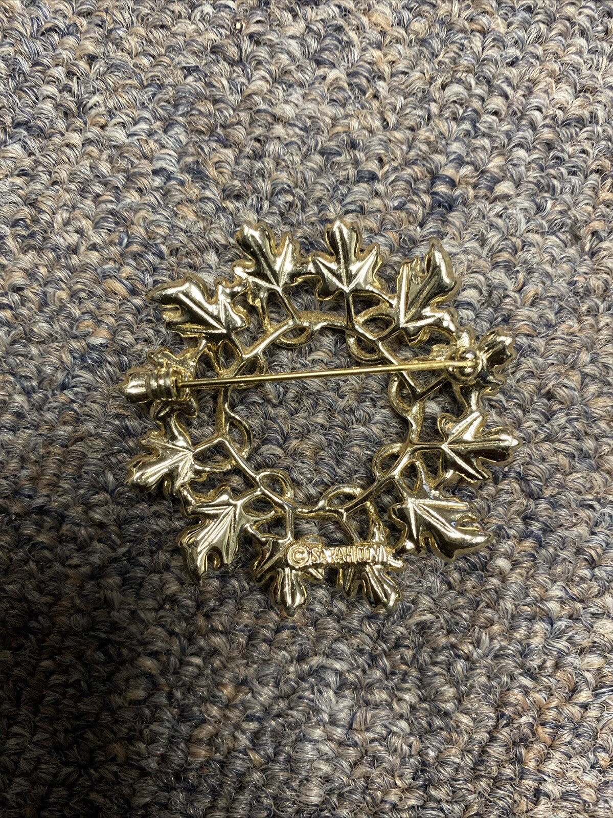 Vintage Sarah Coventry 1960s silver and gold tone leaf wreath brooch