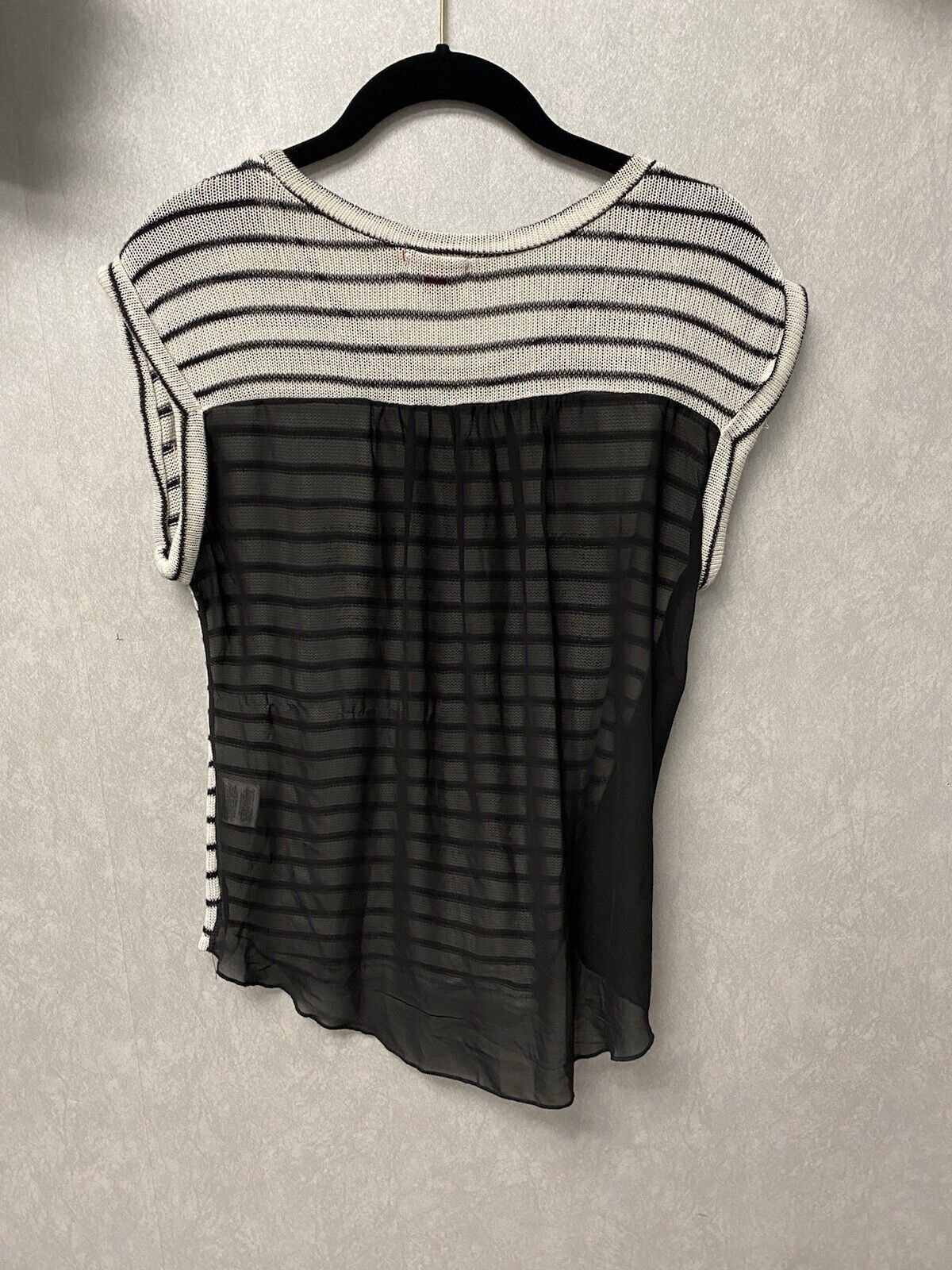 Bongo Black/White Top W/ Cross Studded Accent Size medium