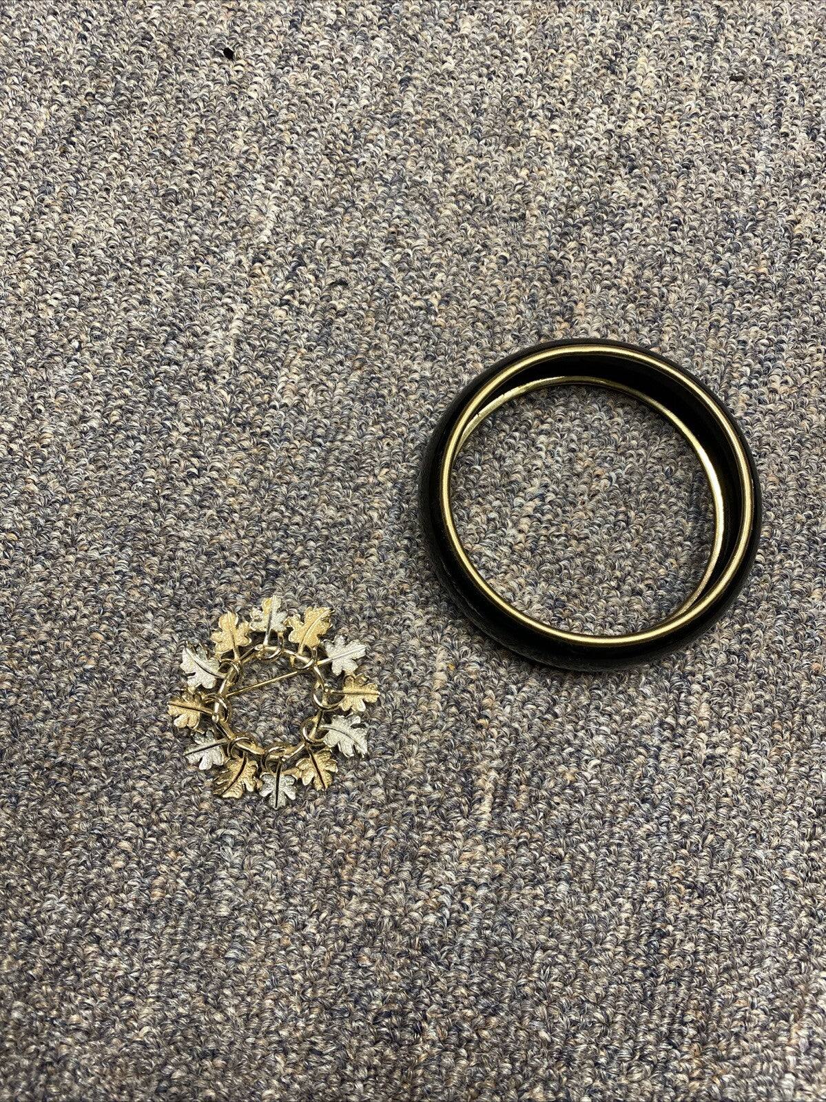 Vintage Sarah Coventry 1960s silver and gold tone leaf wreath brooch