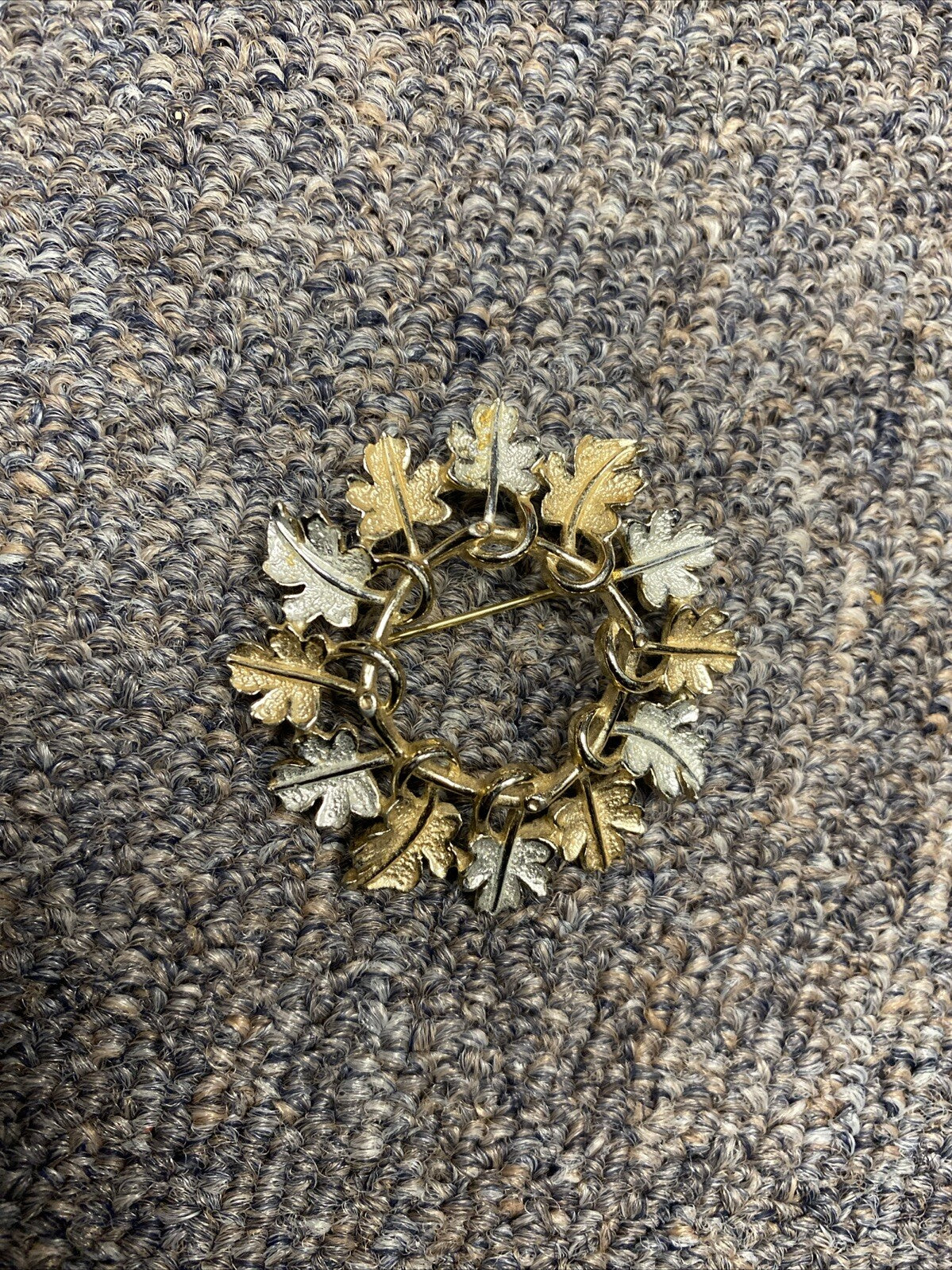 Vintage Sarah Coventry 1960s silver and gold tone leaf wreath brooch