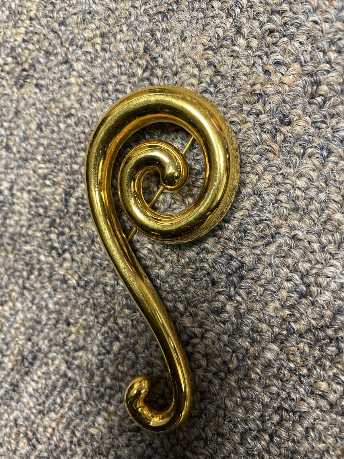 Vintage Monet Swirl Design Abstract Brooch Pin Gold Tone Metal Shiny Signed