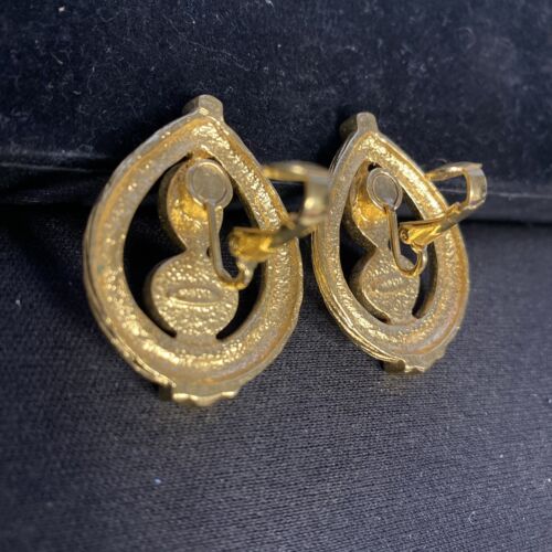 Vintage AVON CLASSIC CONTRAST CLIP EARRINGS