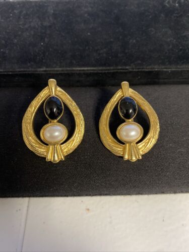 Vintage AVON CLASSIC CONTRAST CLIP EARRINGS