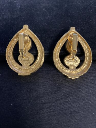 Vintage AVON CLASSIC CONTRAST CLIP EARRINGS