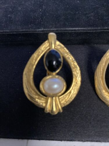 Vintage AVON CLASSIC CONTRAST CLIP EARRINGS