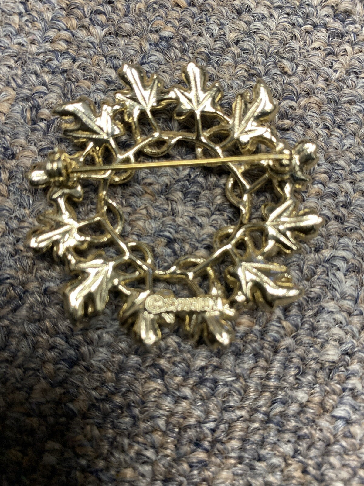 Vintage Sarah Coventry 1960s silver and gold tone leaf wreath  brooch