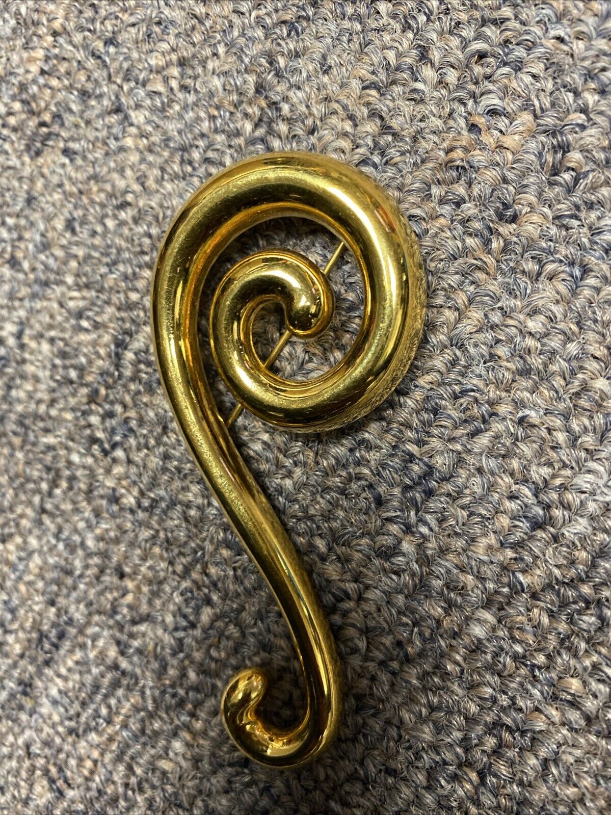 Vintage Monet Swirl Design Abstract Brooch Pin Gold Tone Metal Shiny Signed