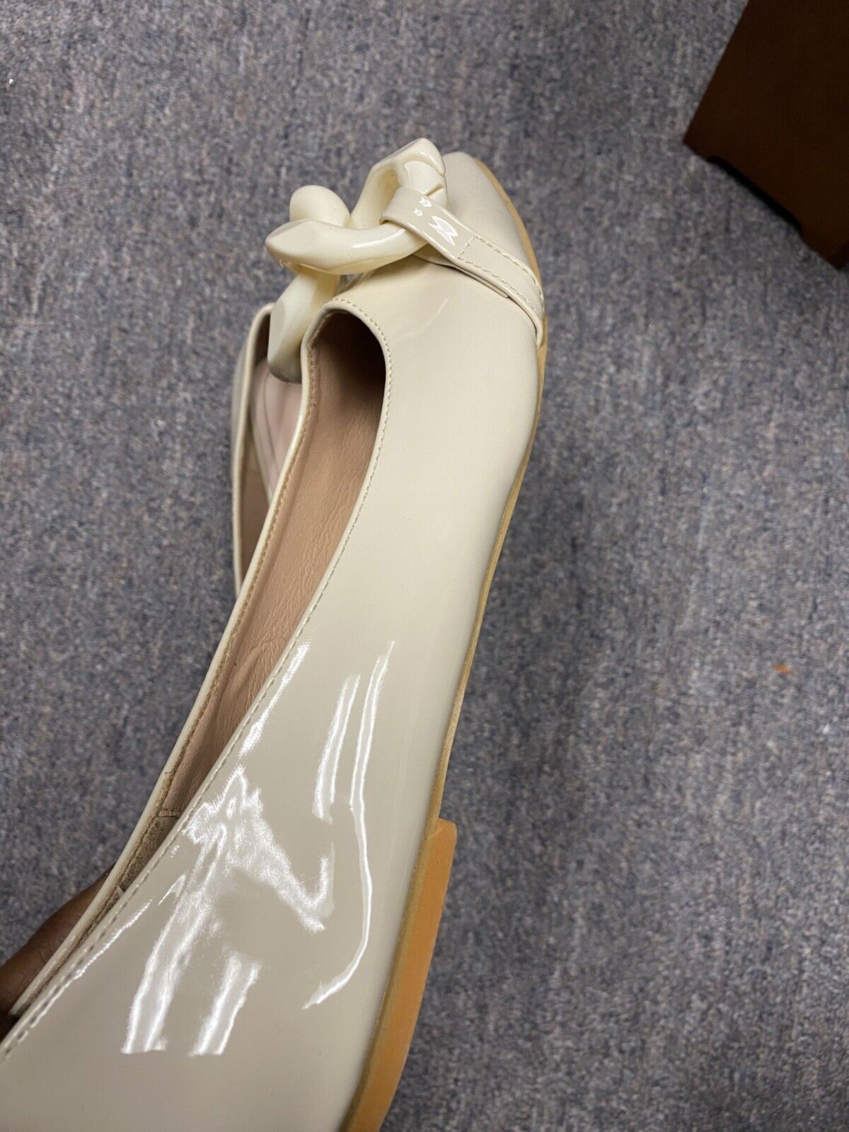 Bone Patent Leather Pointed Toe Chain Flats Sz 11.5 (42)