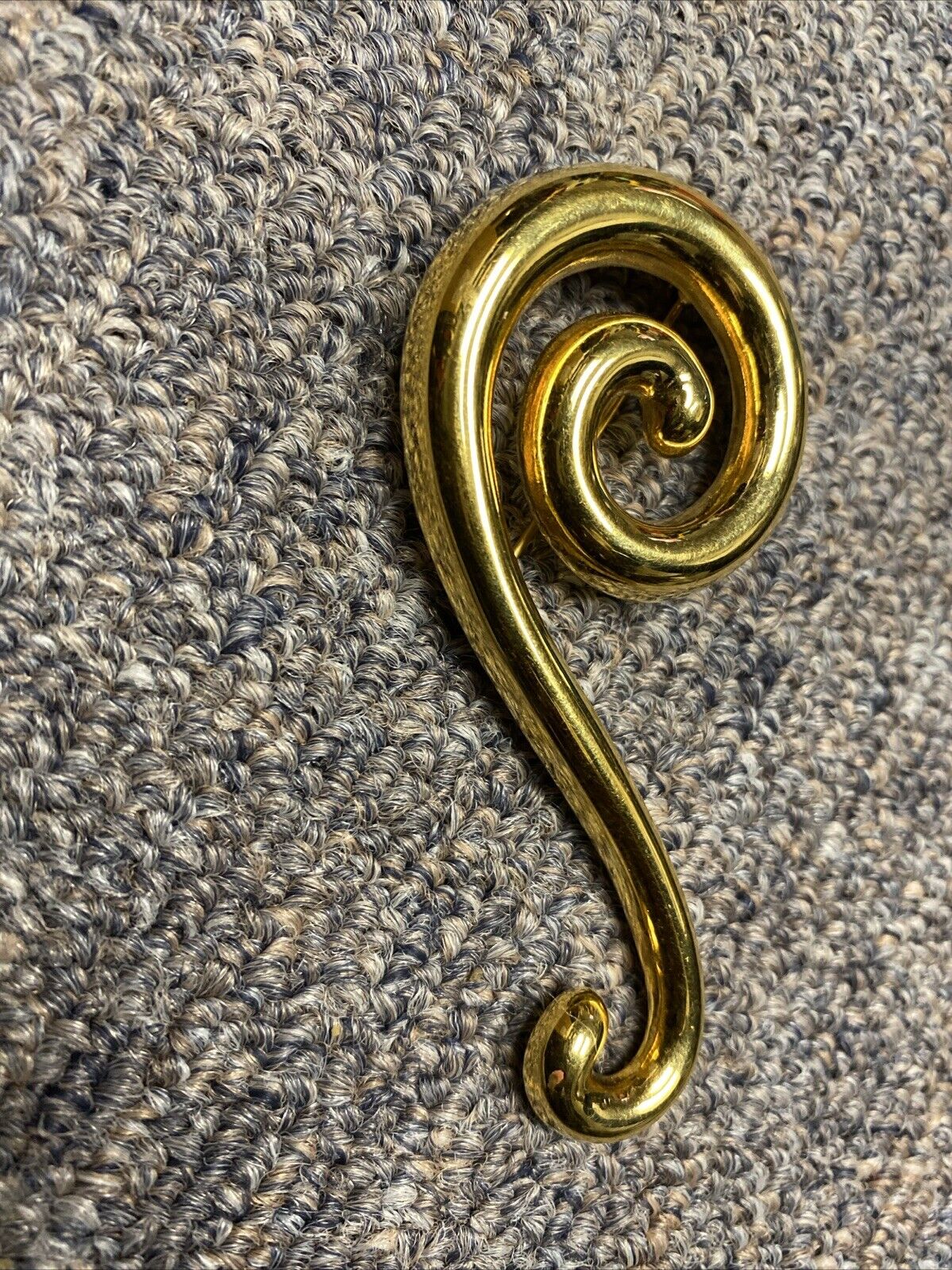 Vintage Monet Swirl Design Abstract Brooch Pin Gold Tone Metal Shiny Signed